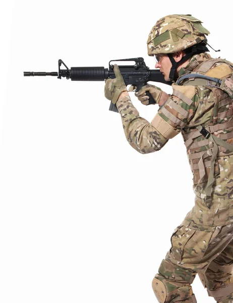 白い背景で隔離のライフルを持つ現代の兵士 — ストック写真