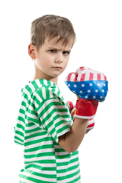 愤怒的男孩拳击手头套孤立在白色背景上 — 图库照片