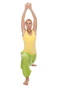 Yoga uygulamak. genç bir kadın beyaz zemin üzerine izole