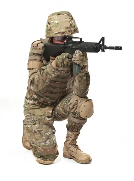 Soldado Moderno Com Rifle Isolado Fundo Branco — Fotografia de Stock