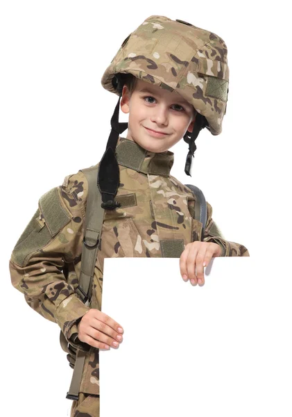 Jovem soldado segurando um cartaz — Fotografia de Stock