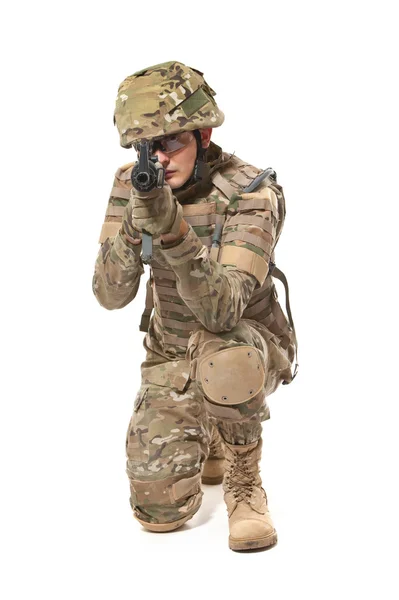 Moderna soldat med gevär — Stockfoto