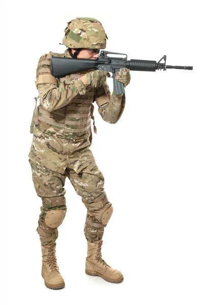 Сучасний солдат з рушницею — стокове фото