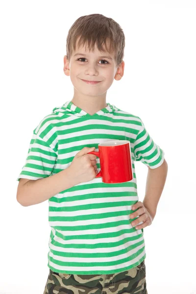 Garçon tenant une tasse rouge — Photo