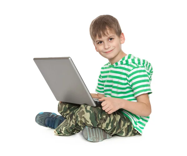 男孩抱着一台笔记本电脑 — 图库照片