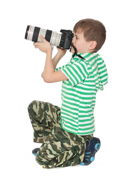 Rapaz segurando uma câmera — Fotografia de Stock