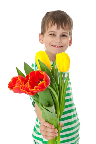 Niño sosteniendo tulipanes —  Fotos de Stock