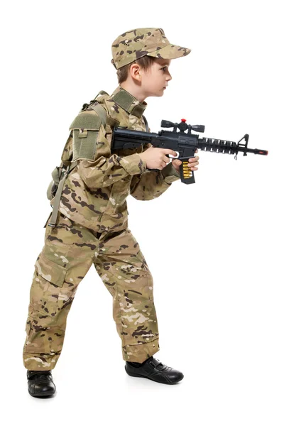 年轻的士兵用步枪 — 图库照片