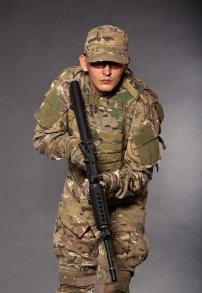 Soldato con fucile — Foto Stock