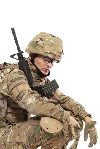 Moderne soldaat met geweer — Stockfoto