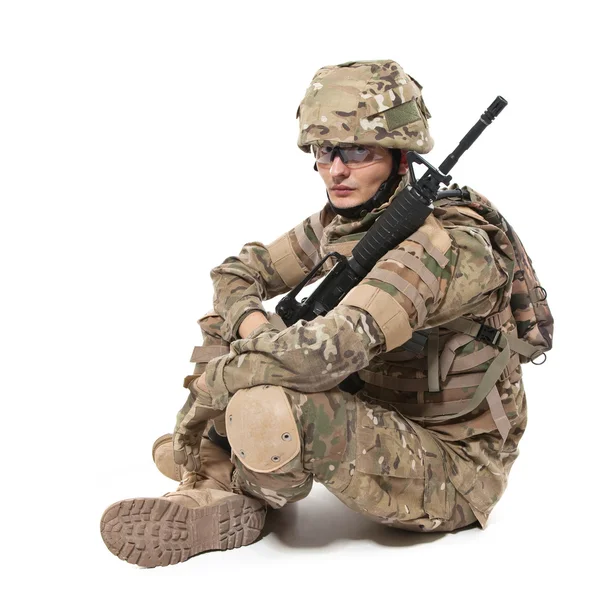 Современный солдат с винтовкой — стоковое фото