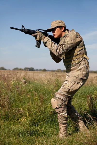 Soldat mit Gewehr — Stockfoto