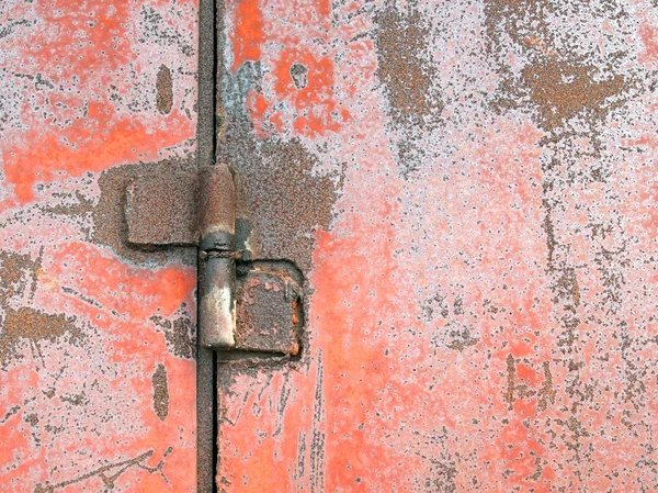 Bisagra en la puerta oxidada . — Foto de Stock