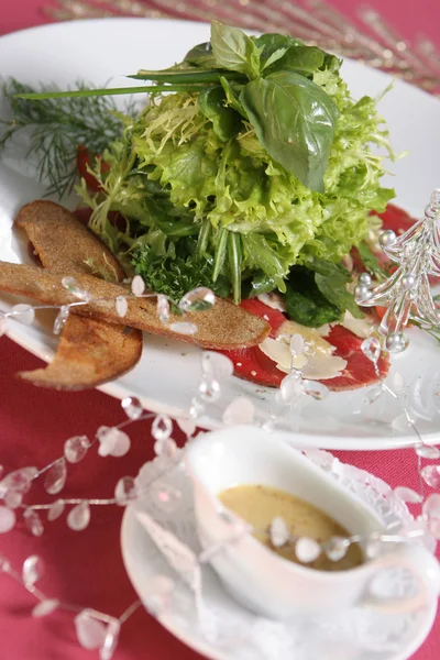 Groene salade met vlees en saus — Stockfoto
