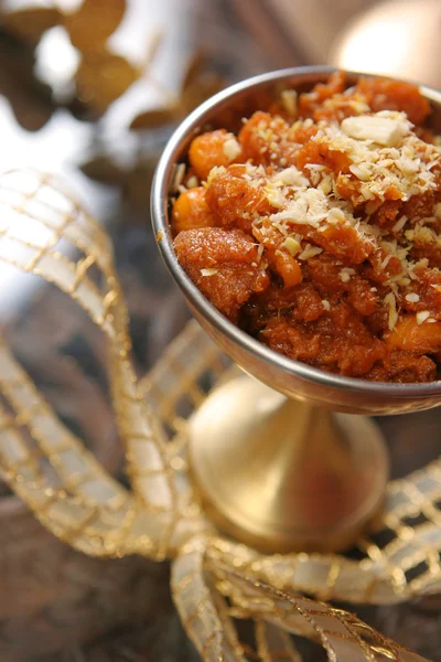 Indyjski deser z orzechami i rodzynkami — Zdjęcie stockowe