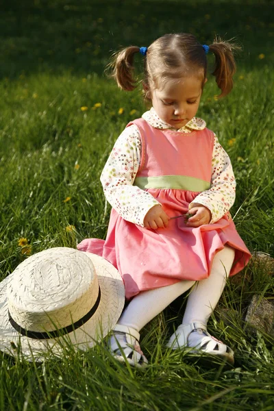 Aufgebrachtes Kleines Mädchen Mit Gesenkten Augen Strohhut Und Einer Blume — Stockfoto