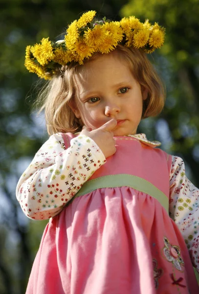 タンポポの花輪で思いやりのある女の子 — ストック写真