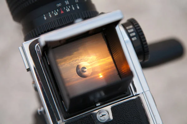 Sunrise Keresztül Egy Közepes Formátumú Fényképezőgép Kereső — Stock Fotó