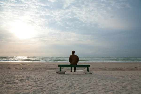 Взрослый Мужчина Сидит Один Скамейке Смотрит Бурное Море Одиночестве — стоковое фото