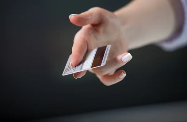 Die Hand Einer Frau Streckt Eine Kreditkarte Geste Aus — Stockfoto