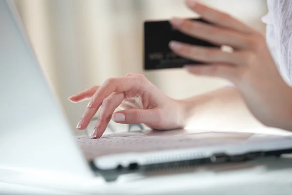 Mão Mulher Inserir Dados Usando Laptop Enquanto Segurando Cartão Crédito — Fotografia de Stock