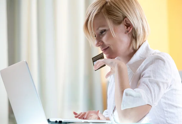 Genç Gülümseyen Kadın Evde Bilgisayarı Kullanan Internet Alışveriş Holding Kredi — Stok fotoğraf