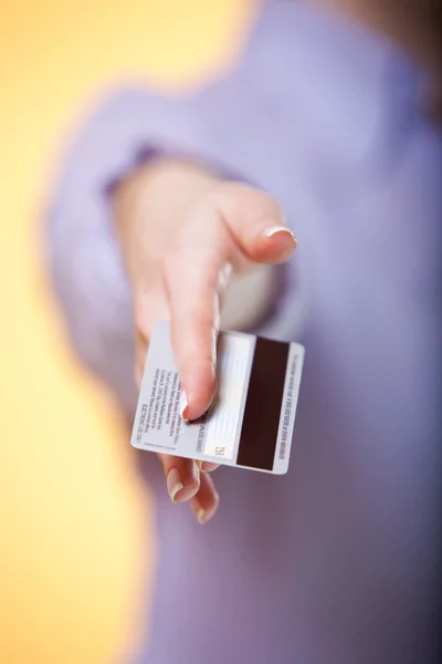 Main Femme Étirant Une Carte Crédit Offrant Geste — Photo