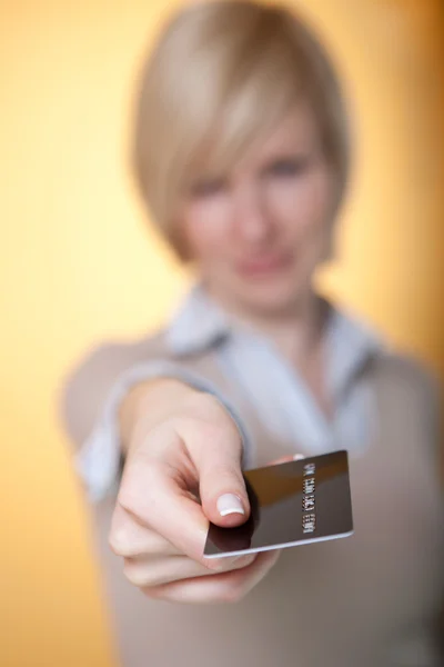 Offrendo una carta di credito — Foto Stock