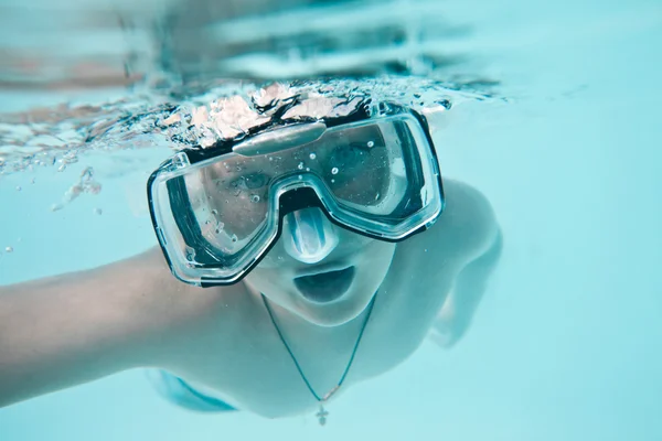 Jongen onderwater — Stockfoto