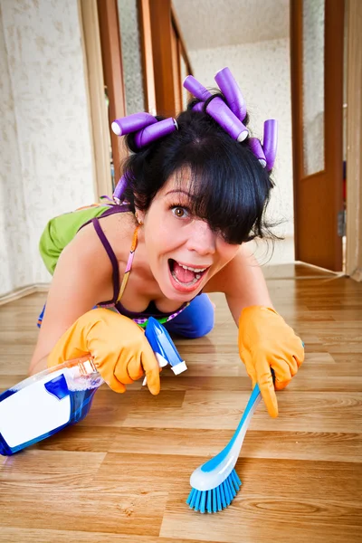 La ama de casa lava el suelo — Foto de Stock