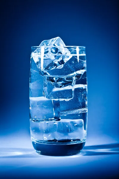 Verre d'eau avec glace — Photo