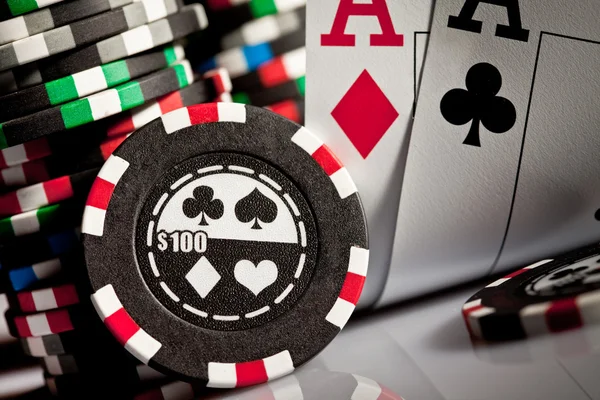 Żetony i karty hazardowe — Zdjęcie stockowe