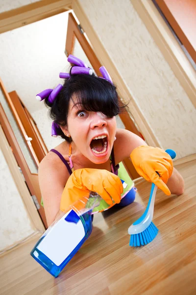 Huisvrouw wast een vloer — Stockfoto