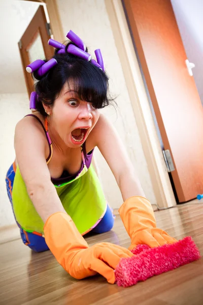 主婦、床を洗浄します。 — ストック写真