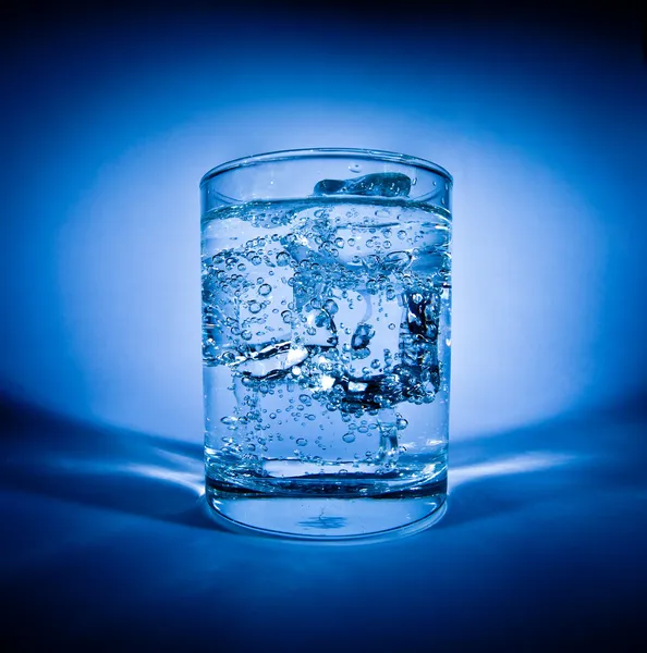Ποτήρι νερό με πάγο — Φωτογραφία Αρχείου