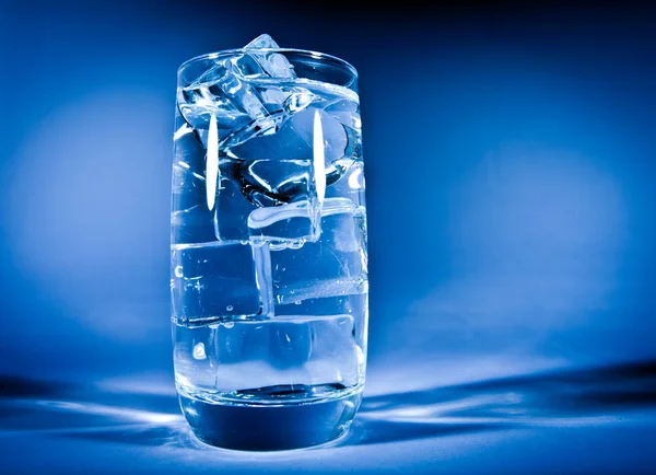 Sklenice vody s ledem — Stock fotografie