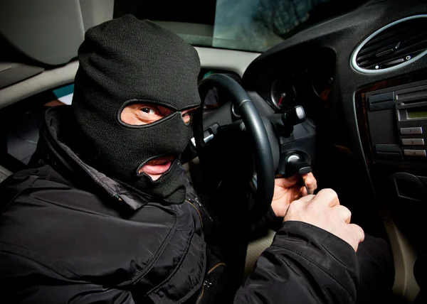 Hırsız maskeli soyguncu ve hijacks araba — Stok fotoğraf