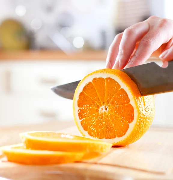 Las Manos Mujer Cortando Naranja Fresca Cocina — Foto de Stock