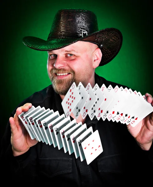 Mann Mischt Gekonnt Spielkarten — Stockfoto