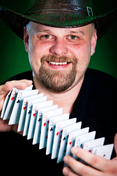 Mann Mischt Gekonnt Spielkarten — Stockfoto