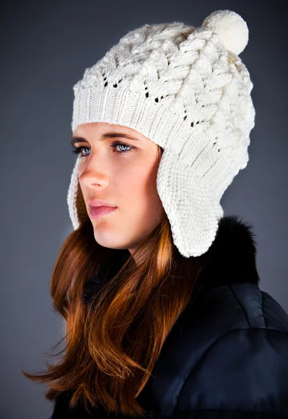 Portret Van Het Jonge Meisje Een Winter Cap Het Donker — Stockfoto