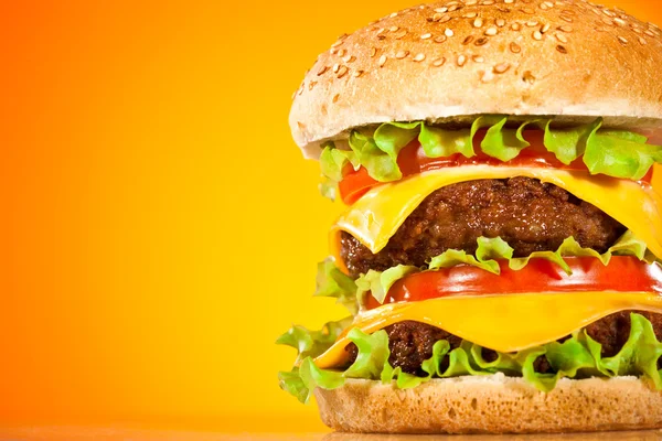 Chutné a chutný hamburger na žlutý — Stock fotografie