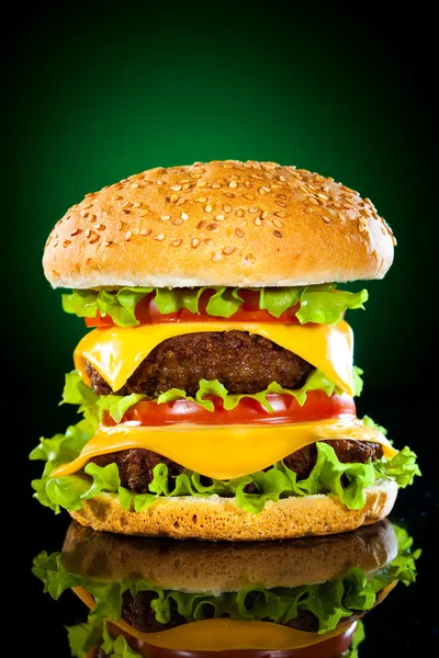 Hamburger Savoureux Appétissant Sur Fond Vert Foncé — Photo