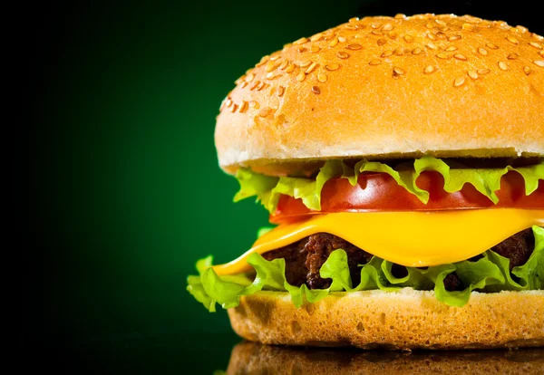 Leckere Und Appetitliche Hamburger Auf Dunkelgrünem Hintergrund — Stockfoto