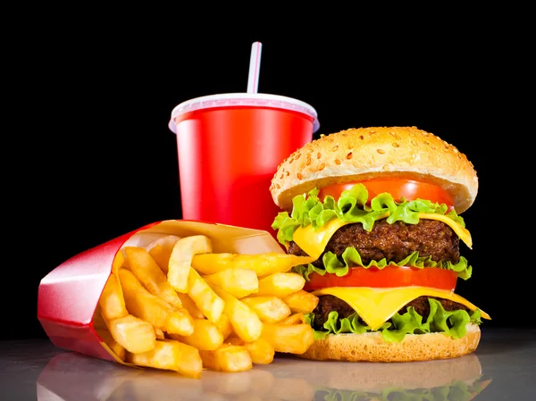 Chutný hamburger a hranolky na tmavý — Stock fotografie