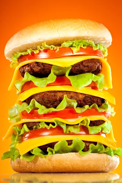 Sabroso y apetitoso hamburguesa en un amarillo — Foto de Stock