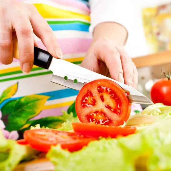 Vrouw Handen Snijden Tomaat Achter Verse Groenten — Stockfoto