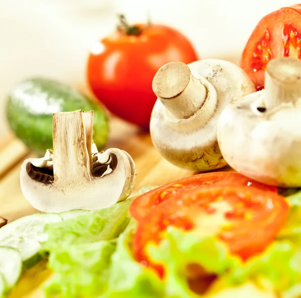 蘑菇场蘑菇 黄瓜和西红柿的照片 — 图库照片