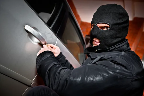 Bandytą i złodziejem w masce przechwytuje samochodu Zdjęcia Stockowe bez tantiem