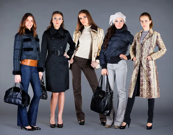 Cinco Meninas Roupas Diferentes Outono Roupas Coleção Inverno — Fotografia de Stock